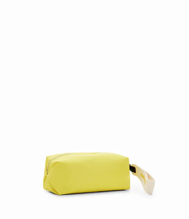 נרתיק איפור קטן בצבע צהוב מבית CHOZEN, רקע לבן, עיצוב מודרני