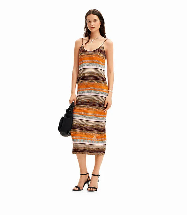 שמלת קיץ לנשים פסים צבעוניים כתום חום, אופנת CHOZEN, צילום על רקע לבן