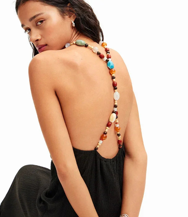 שמלה שחורה גב פתוח עם רצועות חרוזים צבעוניים, אופנת נשים יוקרתית בחנות CHOZEN