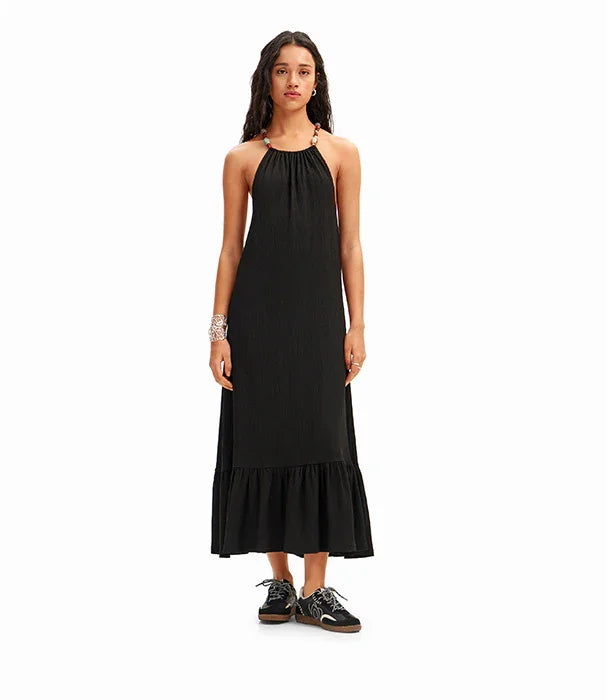 דגם לובשת שמלת מקסי שחורה עם כתפיות, אופנה לנשים CHOZEN מבית קבוצת אלפא