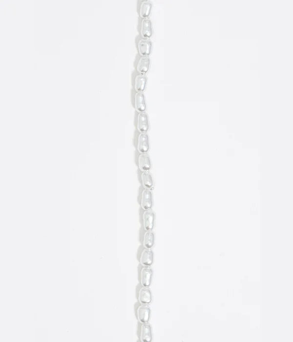 שרשרת פנינים לבנה מצולמת על רקע לבן, עיצוב אלגנטי, CHOZEN מבית קבוצת אלפא