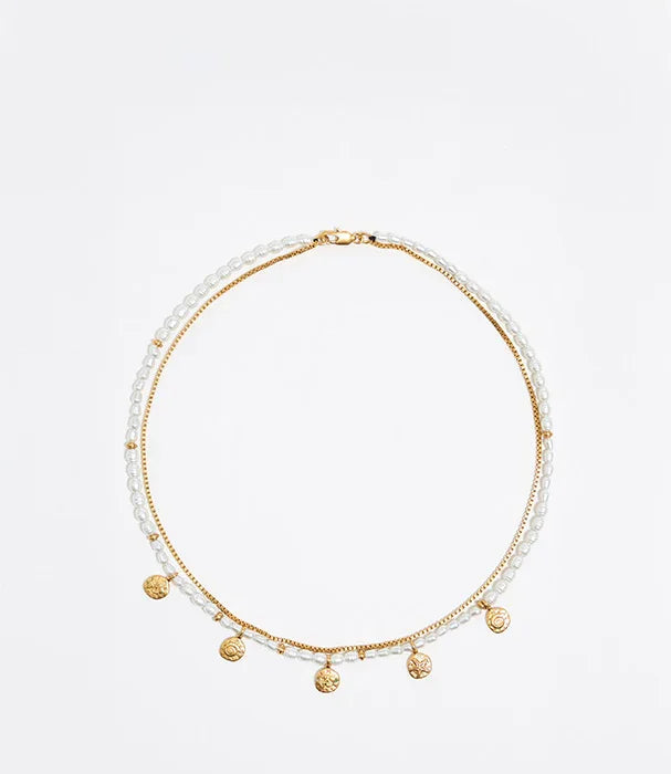 שרשרת פנינים ועדינים תליונים מוזהבים, תכשיט יוקרתי CHOZEN, צילום על רקע לבן