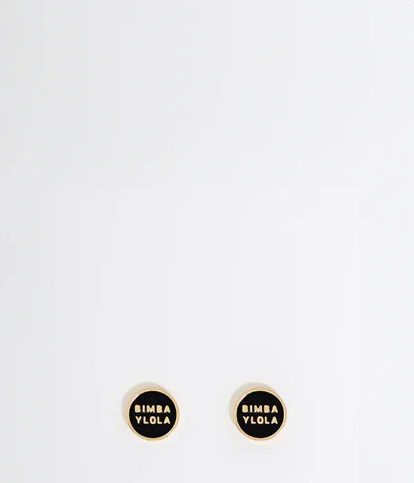 עגילי כפתור עגולים שחורים Bimba Y Lola מבית CHOZEN, רקע לבן מינימליסטי