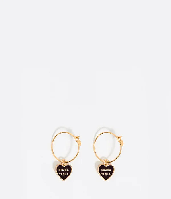 עגילי חישוק זהב עם תליון לב שחור, מותג BIMBA Y LOLA, ב-CHOZEN מותגים מובילים