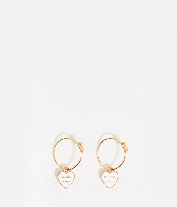 עגילי חישוק זהב עם תליון לב של BIMBA Y LOLA מבית CHOZEN, צילום על רקע לבן