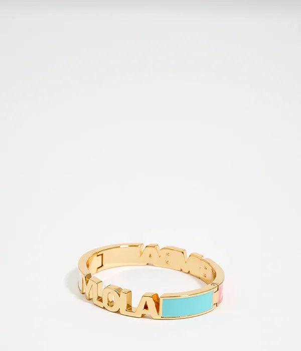 צמיד זהב מעוצב עם אותיות MOLA, שילוב צבעי טורקיז וורוד, מבית CHOZEN