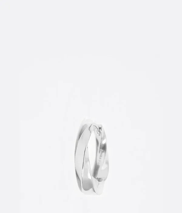 עגיל חישוק כסף מדגם CHOZEN על רקע לבן, עיצוב מודרני, קבוצת אלפא