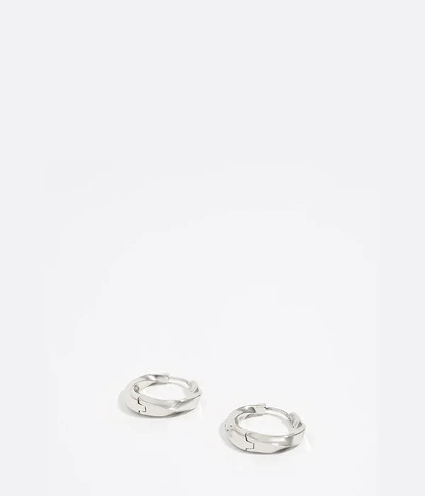 עגילי חישוק כסף קלאסיים CHOZEN על רקע לבן חלק, מבית קבוצת אלפא