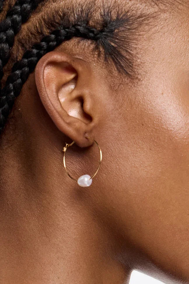 עגיל חישוק זהב עם פנינה על אוזן, תכשיטים יוקרתיים מבית CHOZEN