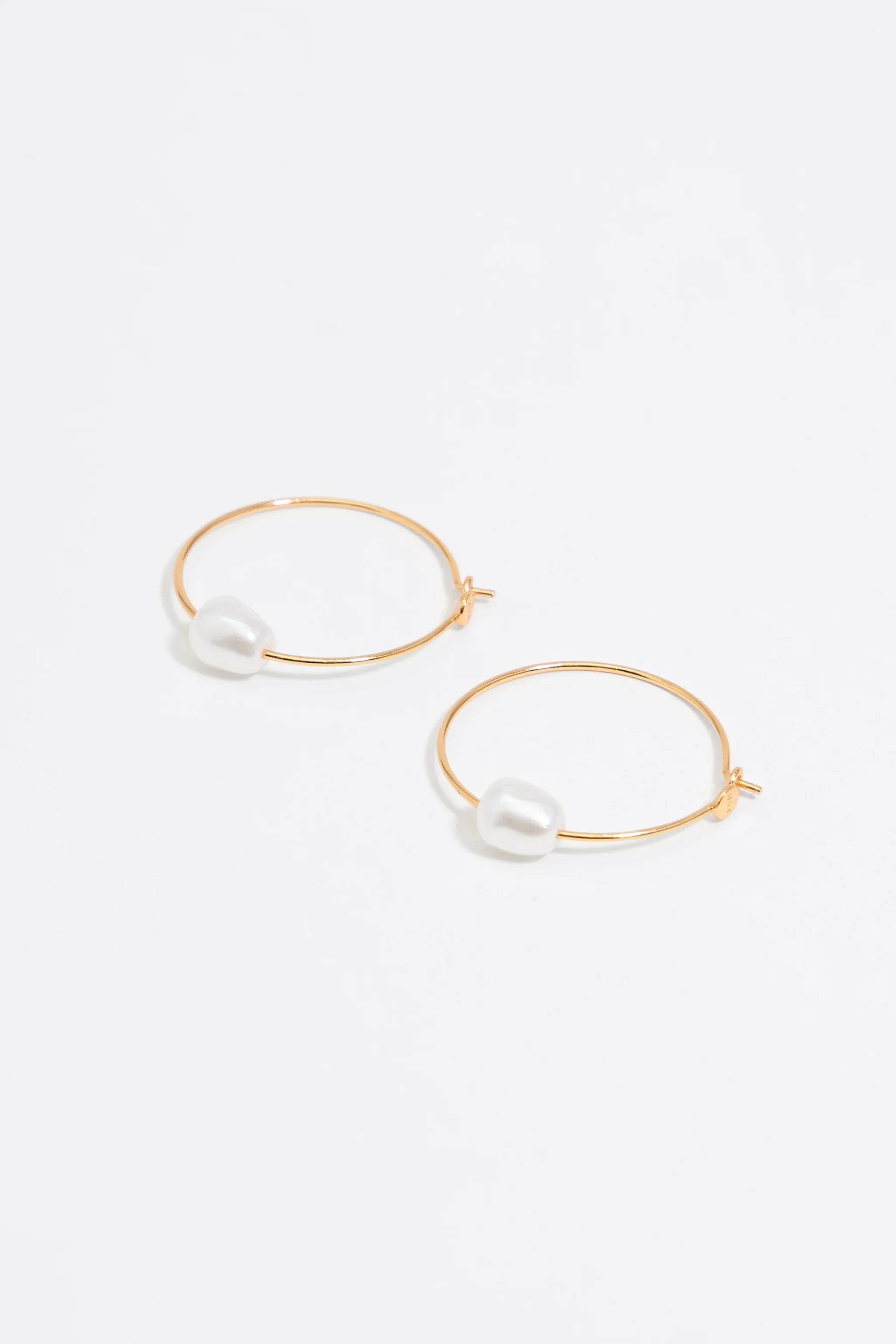 עגילי חישוק זהב עם פנינה, עיצוב אלגנטי, מבית CHOZEN, על רקע לבן