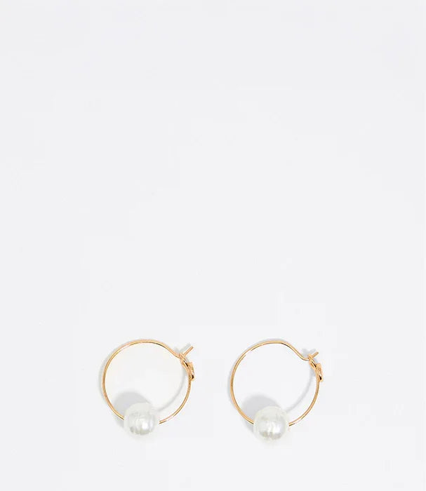 עגילי חישוק זהב עם פנינה לבנה, עיצוב אלגנטי CHOZEN