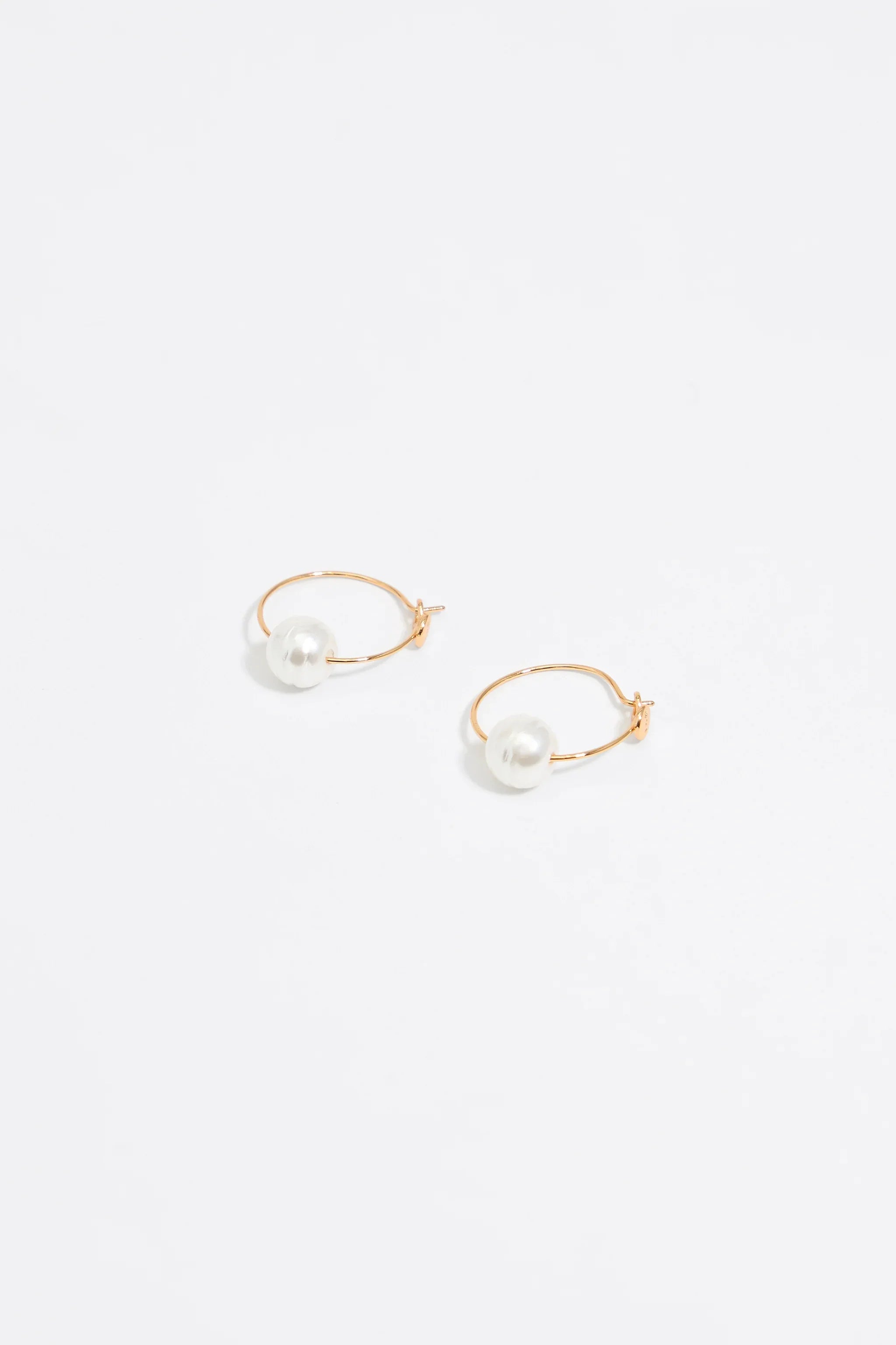 עגילי חישוק זהב עם פנינים, עיצוב אלגנטי, CHOZEN, מותגים מובילים תכשיטים אופנה