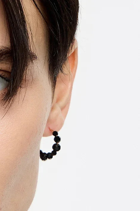 עגיל חישוק שחור אופנתי על אוזן דוגמן, CHOZEN מותגים מובילים מבית קבוצת אלפא