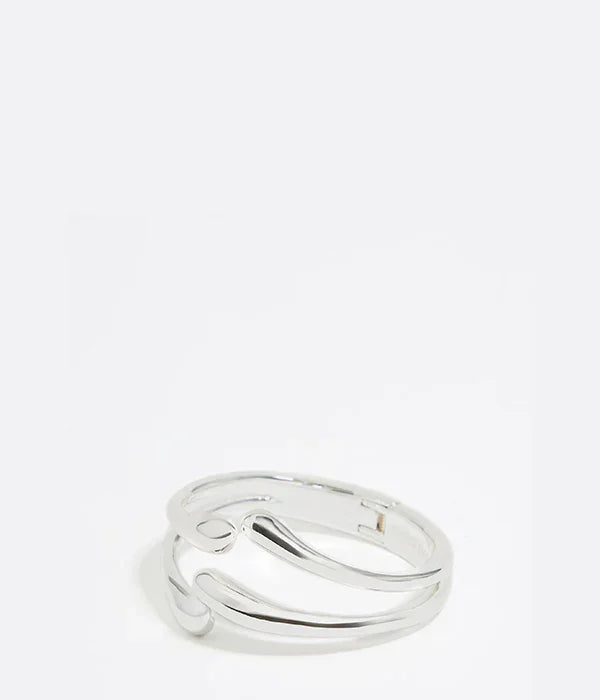 טבעת כסף מעוצבת CHOZEN עם עיצוב מודרני, צילום על רקע לבן