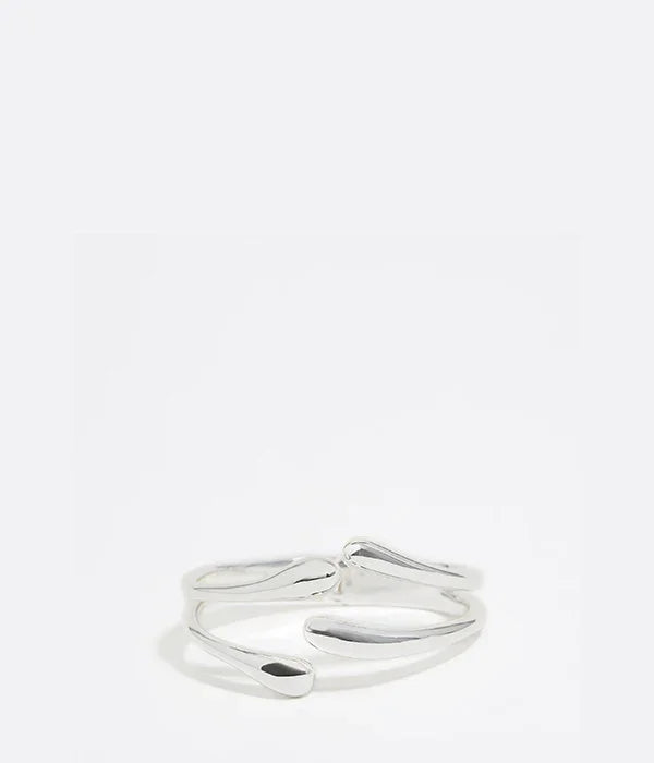 טבעת כסף בעיצוב מודרני מלוטש, מבית CHOZEN, רקע לבן נקי