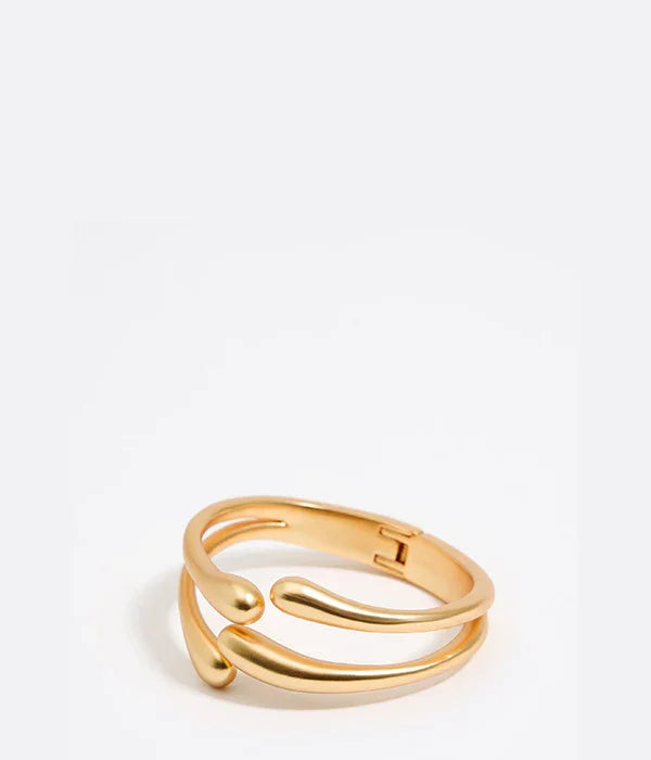 טבעת זהב מודרנית בעיצוב פתוח, צילום מוצר ל-CHOZEN, תכשיטים יוקרתיים