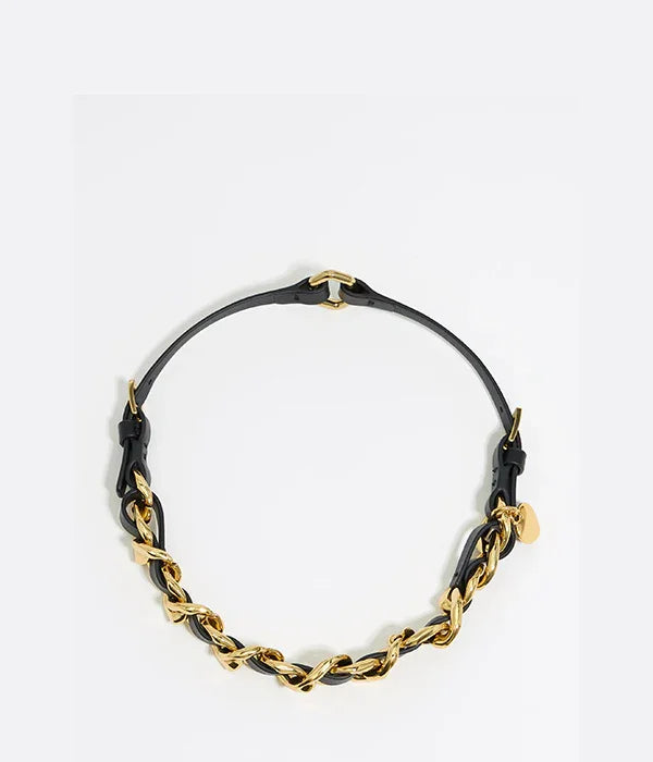 קולר אופנתי בצבע שחור עם שרשרת זהב, מבית CHOZEN, על רקע לבן נקי