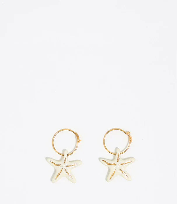 עגילי חישוק זהב עם תליון כוכב ים, אקססוריז אופנתי ב-CHOZEN, קולקציית מותגים מבית קבוצת אלפא