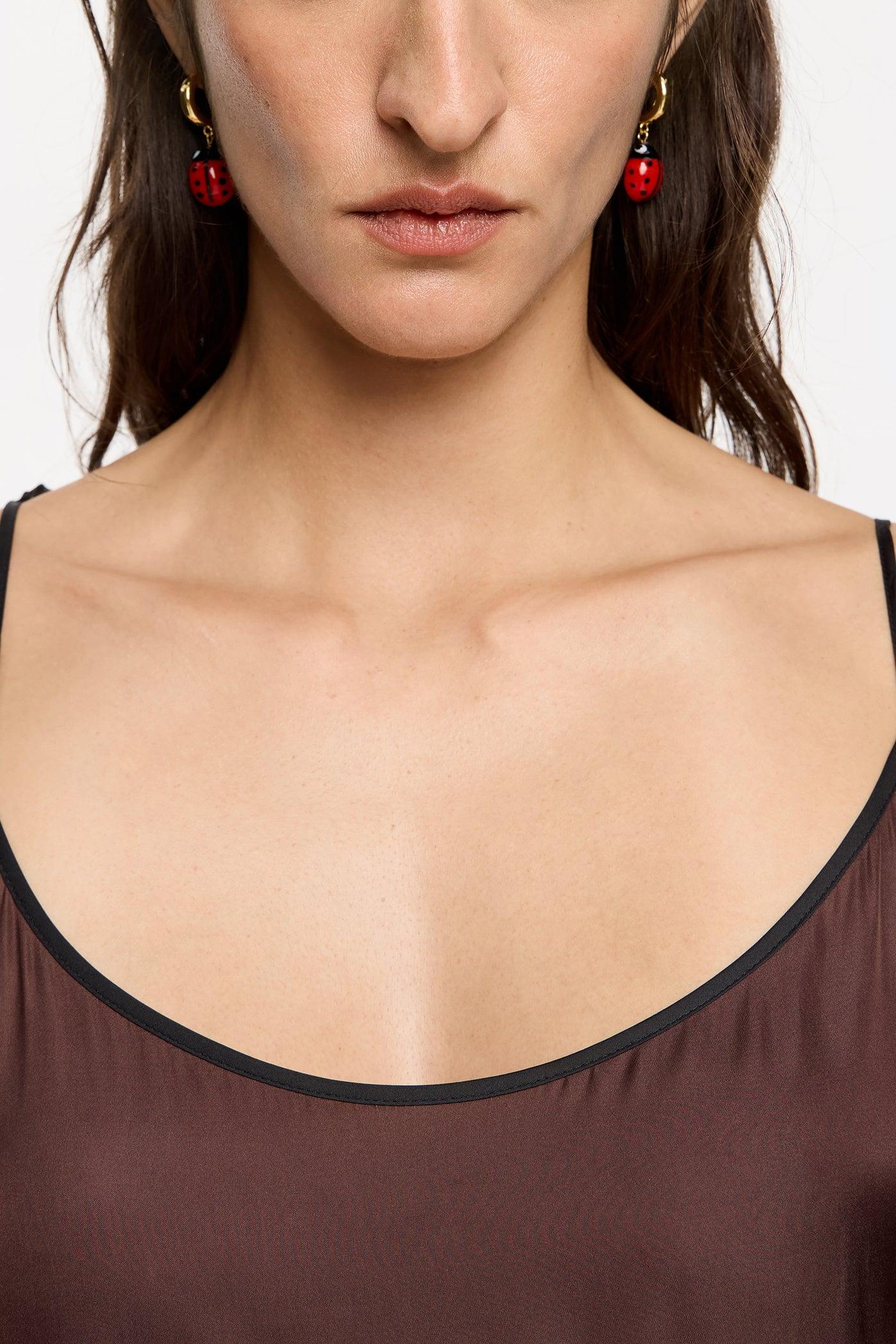 עגילי פרת משה רבנו אדומים, דגם אופנה לנשים, צילום תקריב ל-CHOZEN מבית קבוצת אלפא