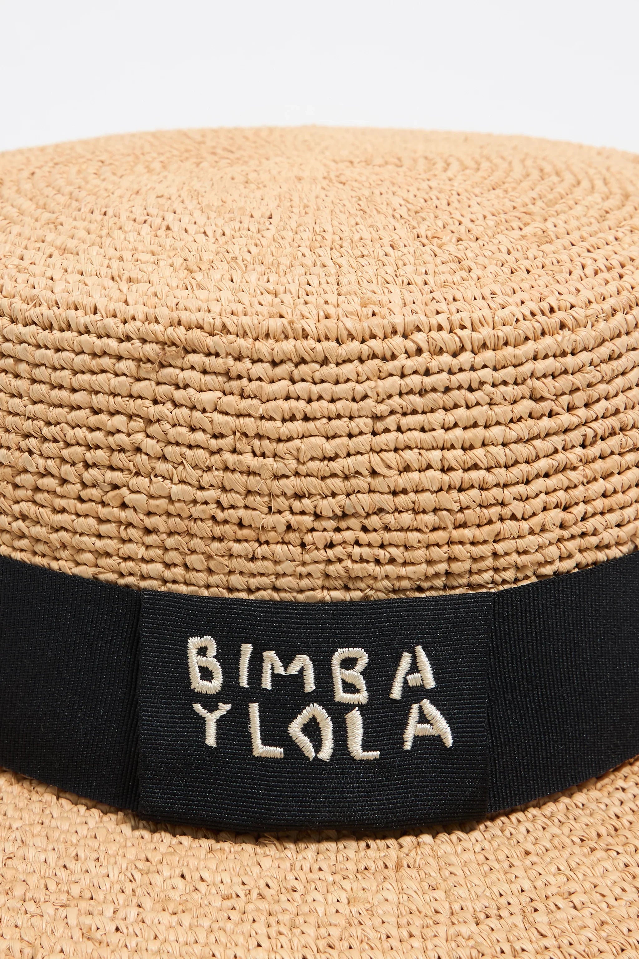 כובע קש מעוצב עם סרט שחור ולוגו BIMBA Y LOLA, אופנה יוקרתית ב-CHOZEN