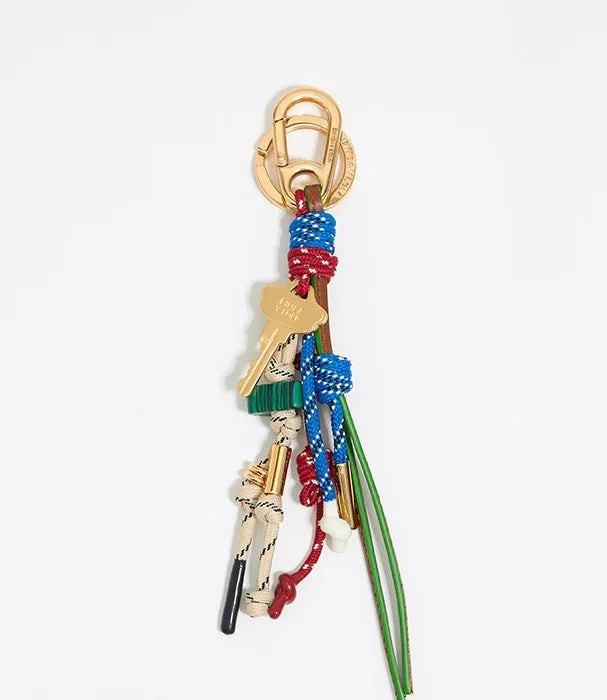 מחזיק מפתחות מעוצב עם חבל צבעוני ותליון מתכת זהוב, אביזר אופנה באתר CHOZEN