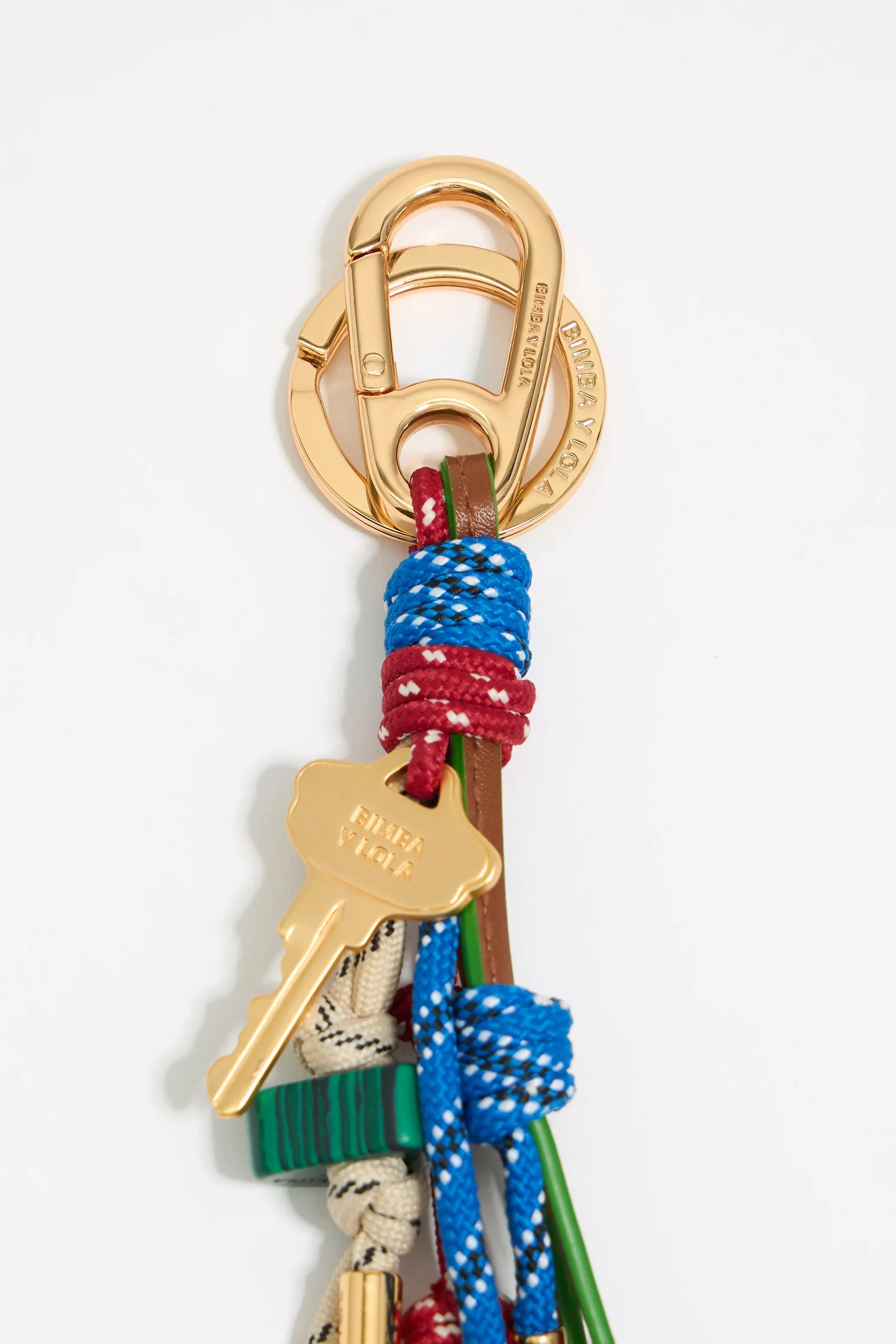 מחזיק מפתחות מוזהב עם חבלים צבעוניים ומפתח תכשיטי, מותג Bimba Y Lola, נמכר ב-CHOZEN
