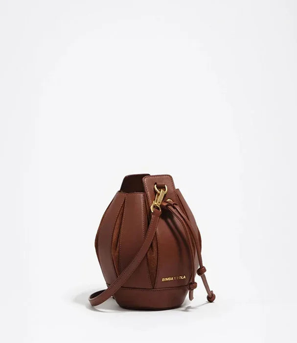 תיק עור חום בעיצוב בקט קט עם ידית כתף, כיתוב BIMBA Y LOLA, אופנה יוקרתית באתר CHOZEN