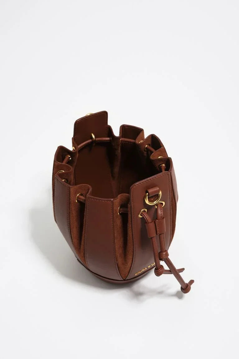 תיק דלי חום מעור עם חוט סגירה ועיטורי זהב, מותגים מובילים ב-CHOZEN