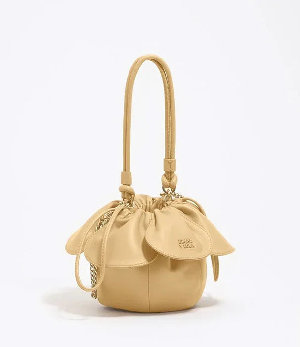 תיק יד קטן בצבע בז' מעוצב בצורת פרח, מותג BIMBA Y LOLA, ב-CHOZEN מותגים מובילים