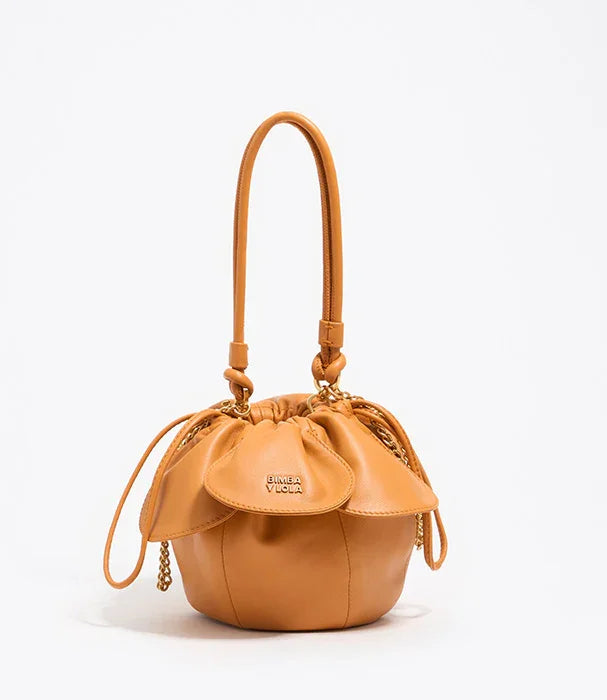 תיק עור קטן בצבע חום בהיר, עיצוב מודרני עם שרוך ולוגו BIMBA Y LOLA, מבית CHOZEN