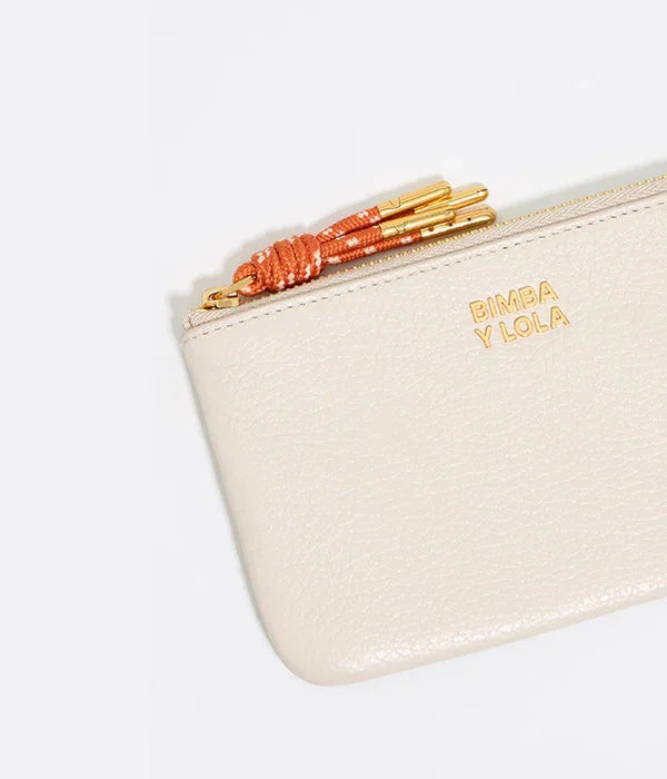 ארנק עור קטן בצבע שמנת עם רוכסן זהוב ותליון כתום של המותג BIMBA Y LOLA ב-CHOZEN
