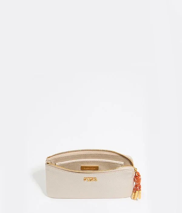 ארנק עור קרם עם רוכסן ותליון זהב, מותג CHOZEN, צילום אולפן על רקע לבן