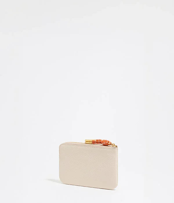 ארנק עור קטן בצבע בז' עם רוכסן זהב, עיצוב אלגנטי, מוצג ב-CHOZEN מותגים קבוצת אלפא