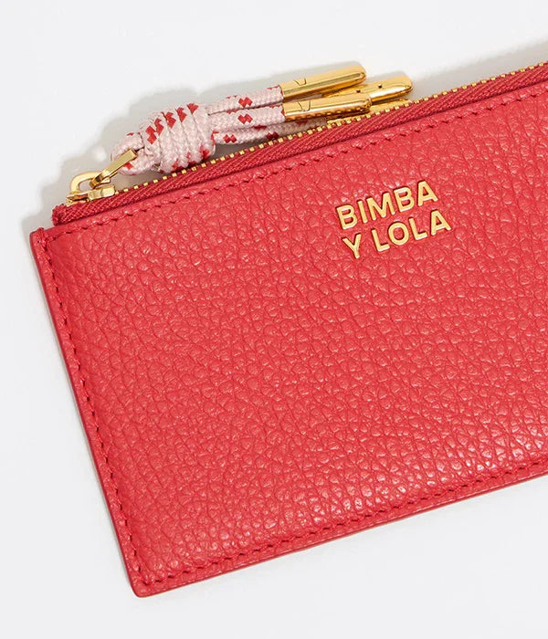 ארנק עור ורוד של BIMBA Y LOLA עם כיתוב זהב, עיצוב יוקרתי מבית המותגים המובילים ב-CHOZEN