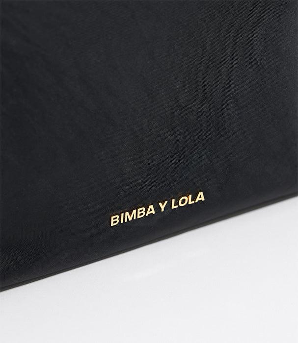 תיק שחור יוקרתי של BIMBA Y LOLA, קלאץ' מעוצב עם לוגו מוזהב, מותגים מובילים ב-CHOZEN