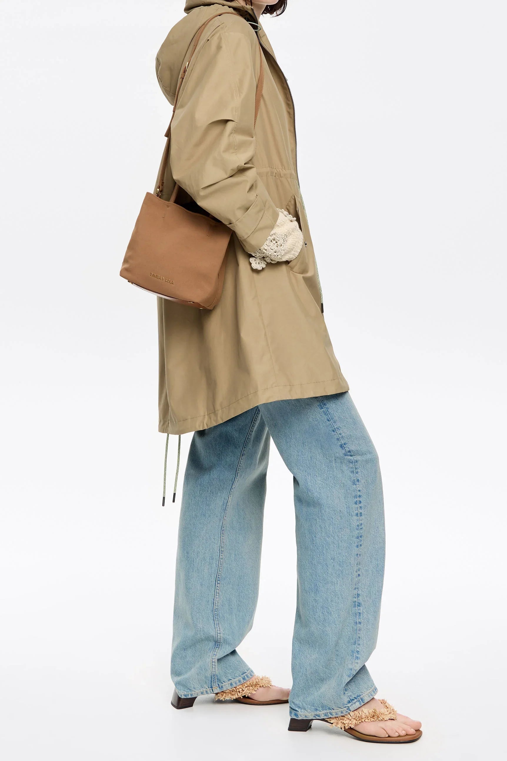 אופנת נשים CHOZEN, תיק צד חום, מעיל בז', ג'ינס רחב וסנדלים אופנתיים