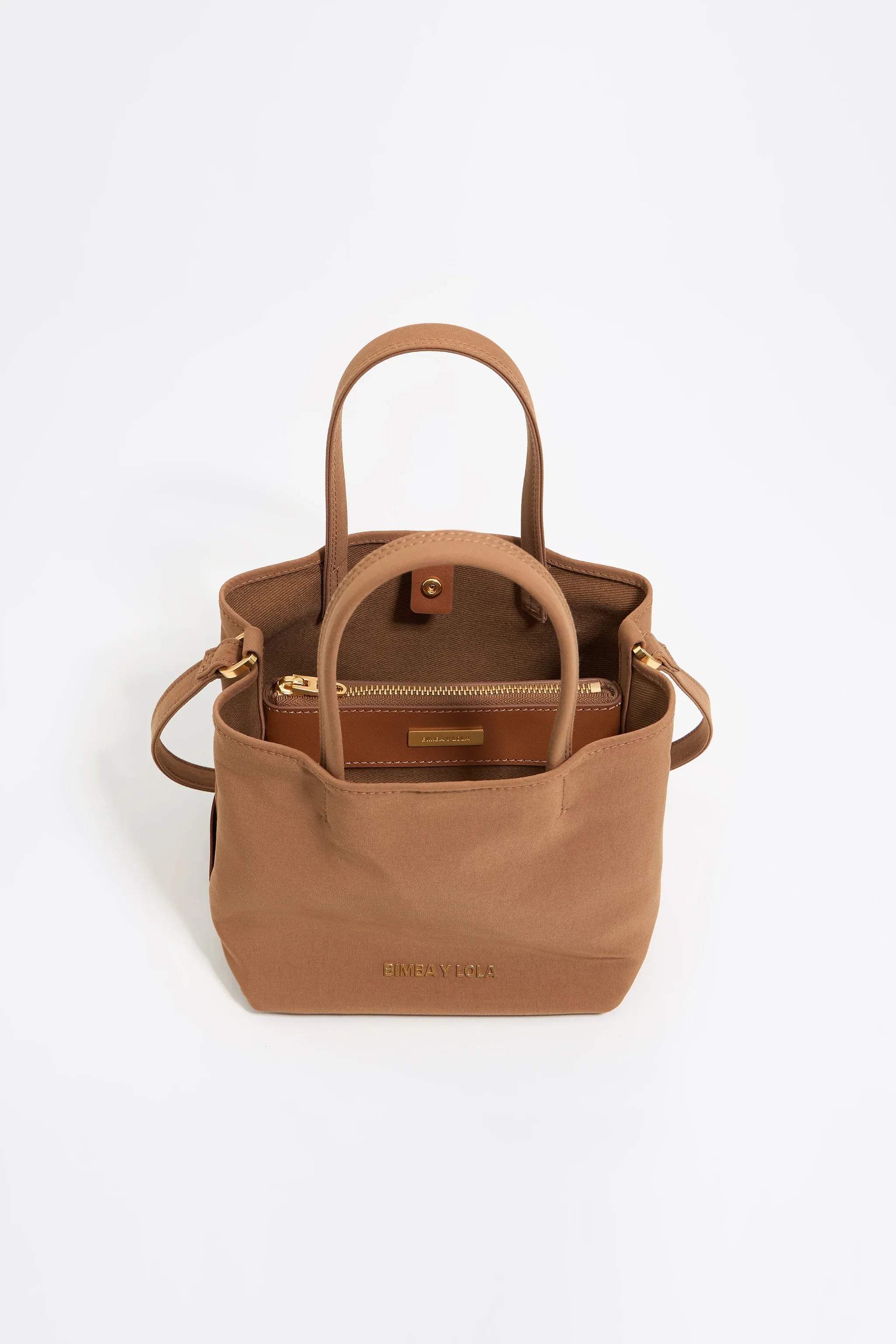 תיק יד חום בעיצוב מינימליסטי, דגם BIMBA Y LOLA, מוצג על רקע לבן בחנות CHOZEN