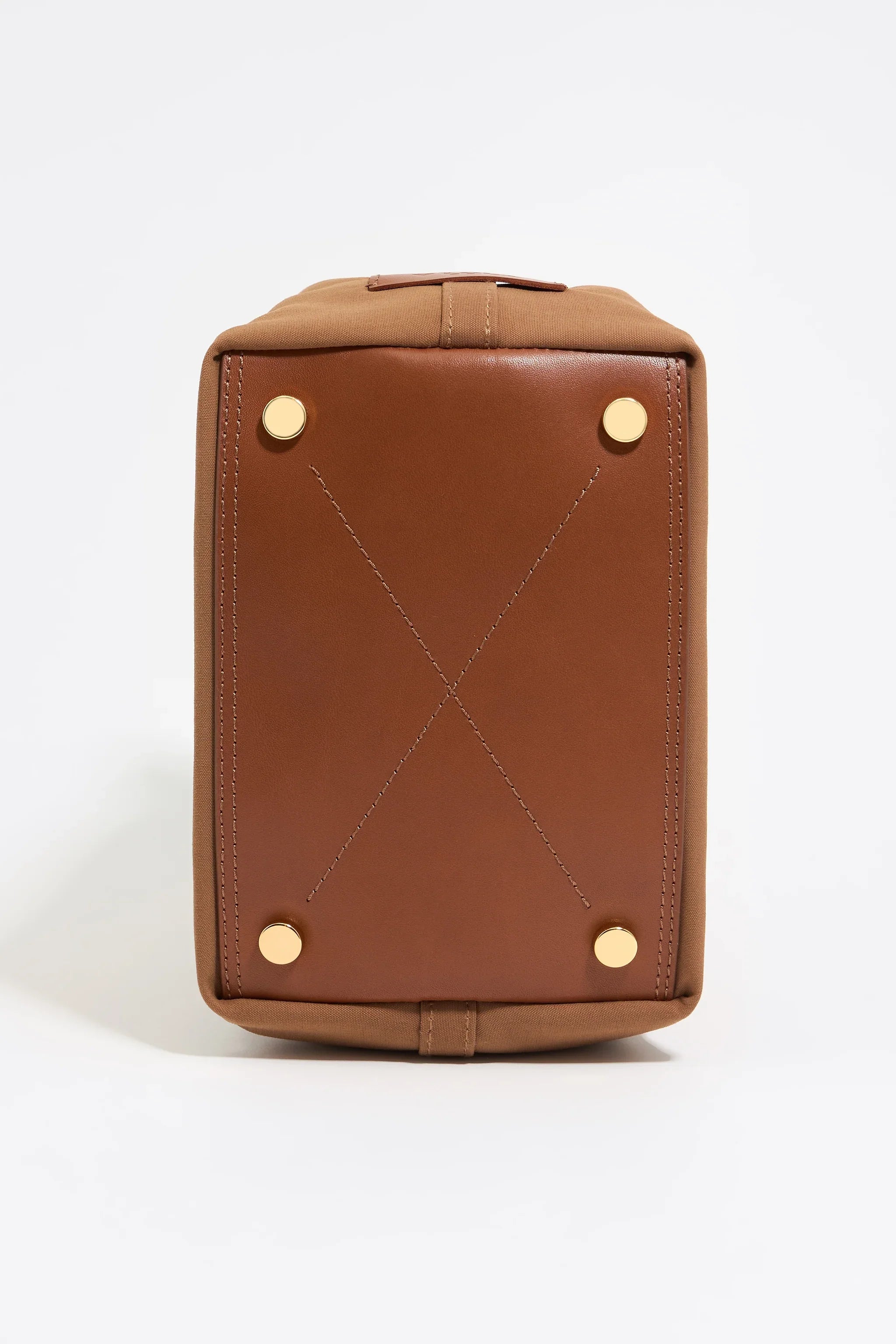 תחתית תיק חום עם רגליות מתכת מוזהבות, עיצוב יוקרתי CHOZEN, קבוצת אלפא