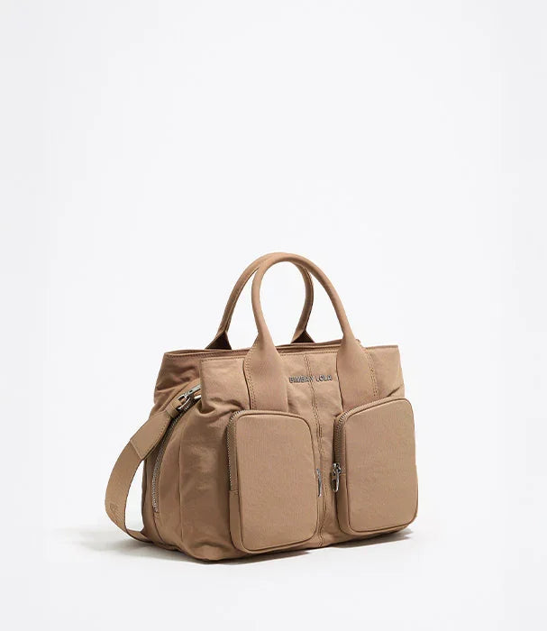 תיק יד אופנתי בז׳ עם שני כיסים קדמיים, עיצוב יוקרתי באתר CHOZEN מותגים מובילים