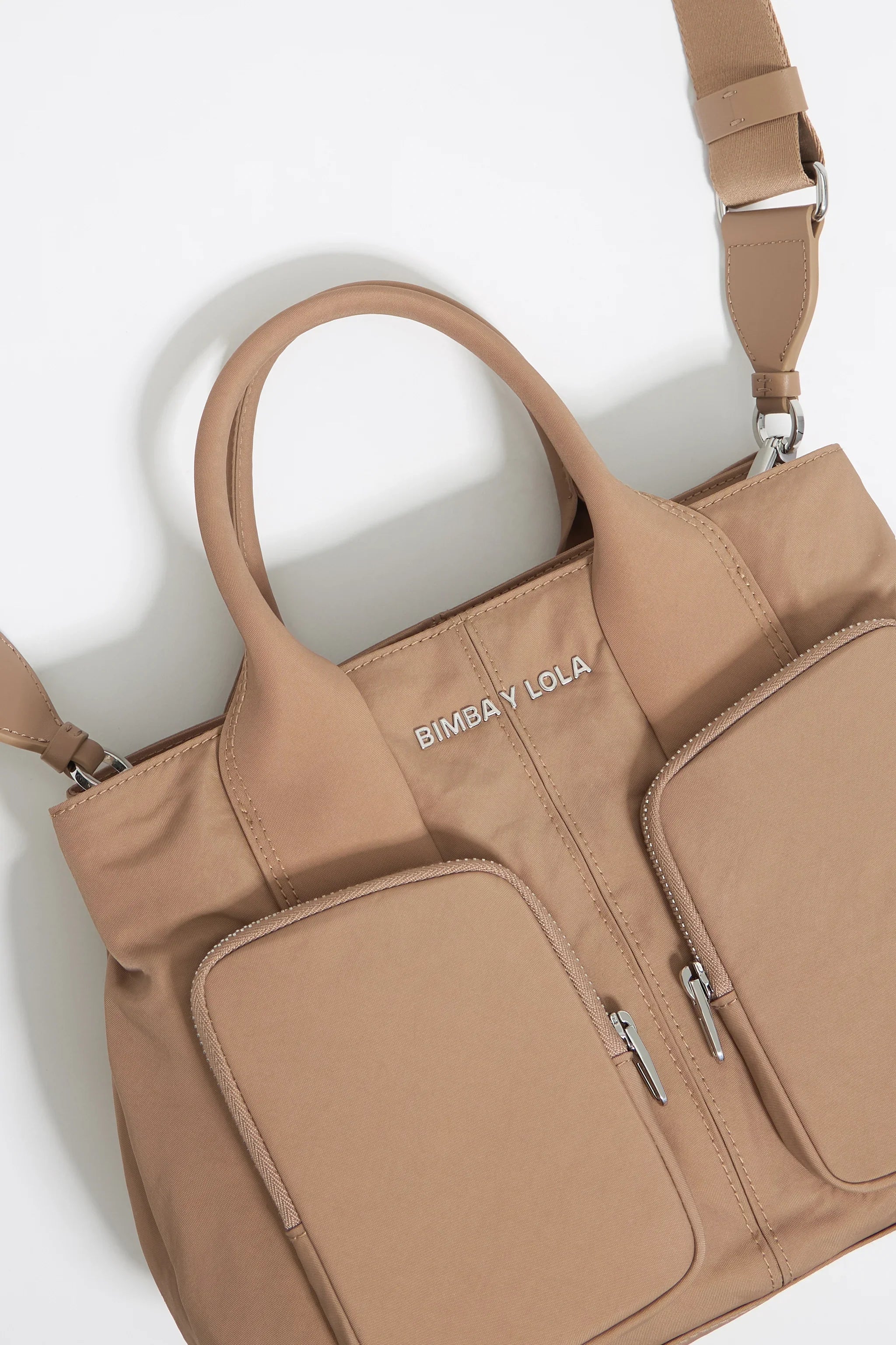 תיק אופנתי בז' עם רצועה ומיתוג BIMBA Y LOLA, נמכר באתר CHOZEN, יבואן רשמי מותגים