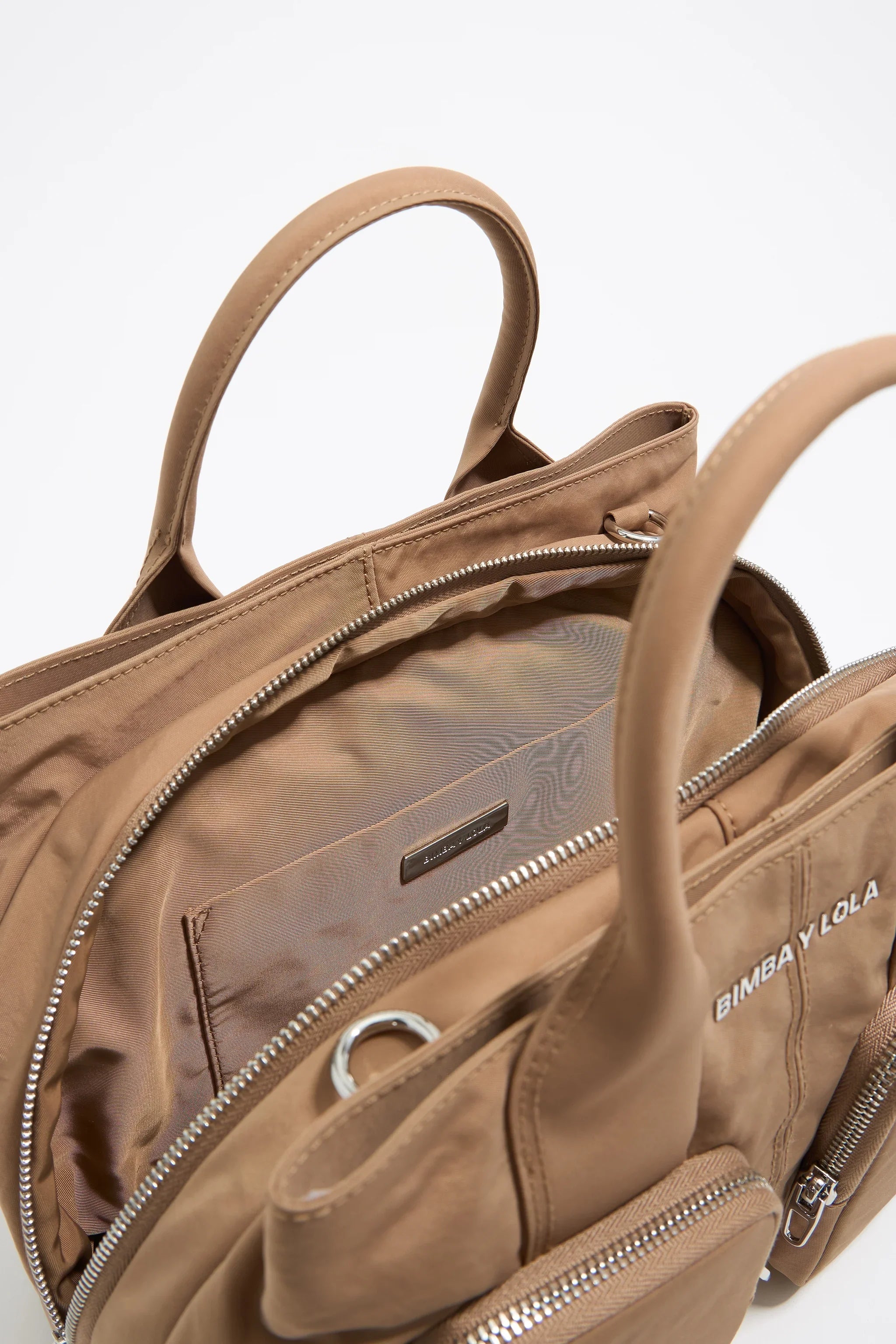 תיק יד חום Bimba Y Lola בעיצוב מודרני עם רוכסנים, דגם נמכר ב-CHOZEN מבית קבוצת אלפא