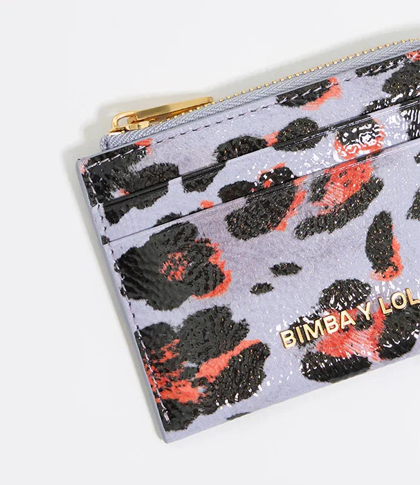 ארנק כרטיסים Bimbay Lola בעיצוב מנומר צבעוני, רקע סגול, לוגו מוזהב, CHOZEN מותגים