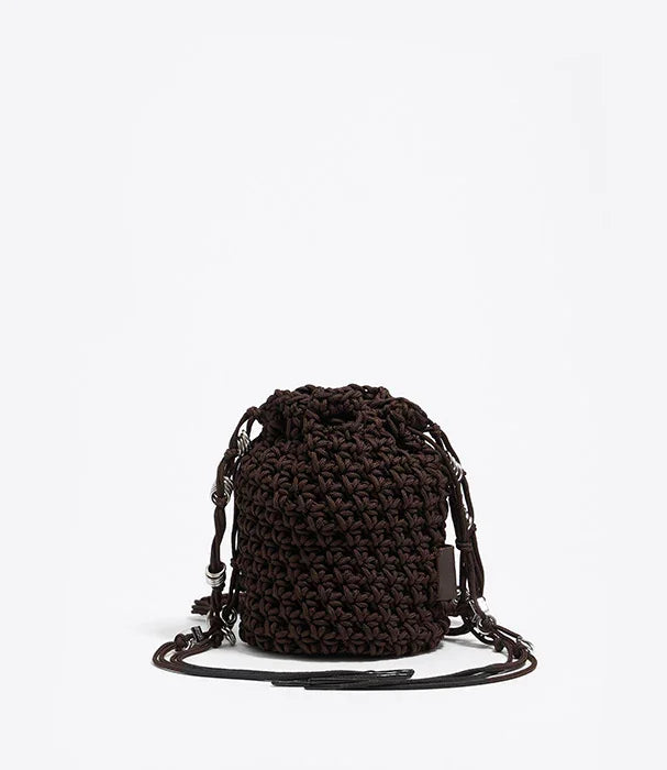 תיק צד קלוע חום כהה בעיצוב אופנתי, צילום מוצר לאתר CHOZEN מותגים מובילים