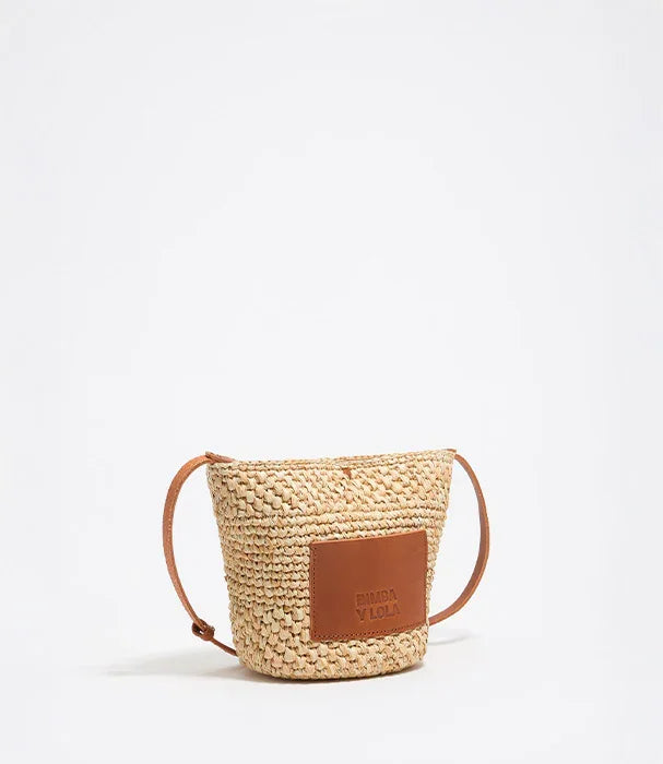 תיק צד קש לנשים בעיצוב מודרני, תוית עור חומה, מוצג על רקע לבן - CHOZEN מותגים מובילים