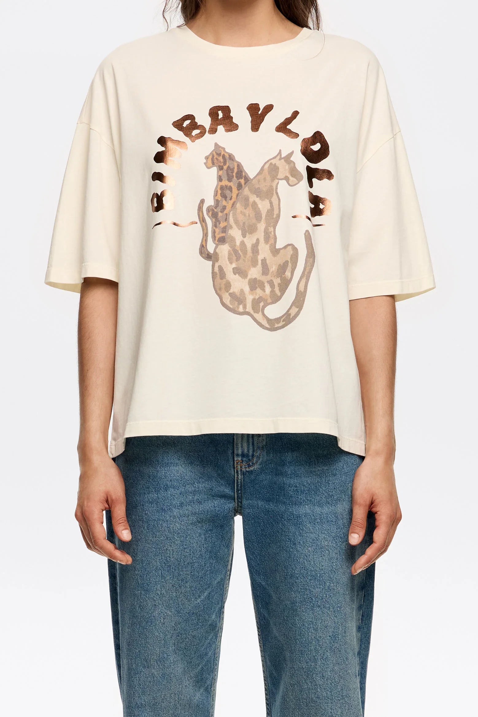 חולצת T בהירה עם הדפס נמרים ומותג BIMBAYLOLA, על דוגמנית בג'ינס, מתוך CHOZEN