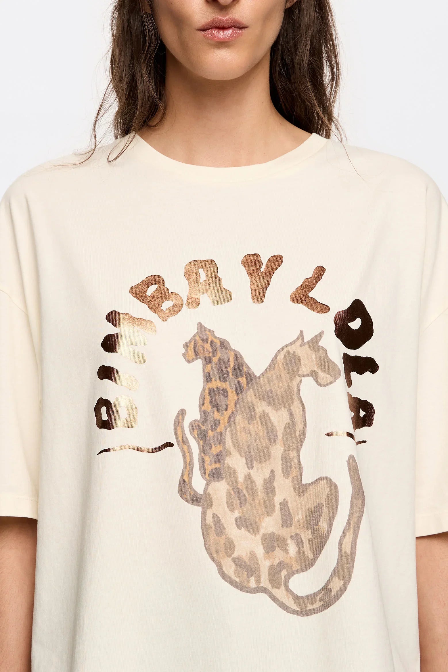 חולצת טי של CHOZEN בעיצוב בהיר עם הדפס נמרים ולוגו BIMBA Y LOLA, אופנה יוקרתית לנשים