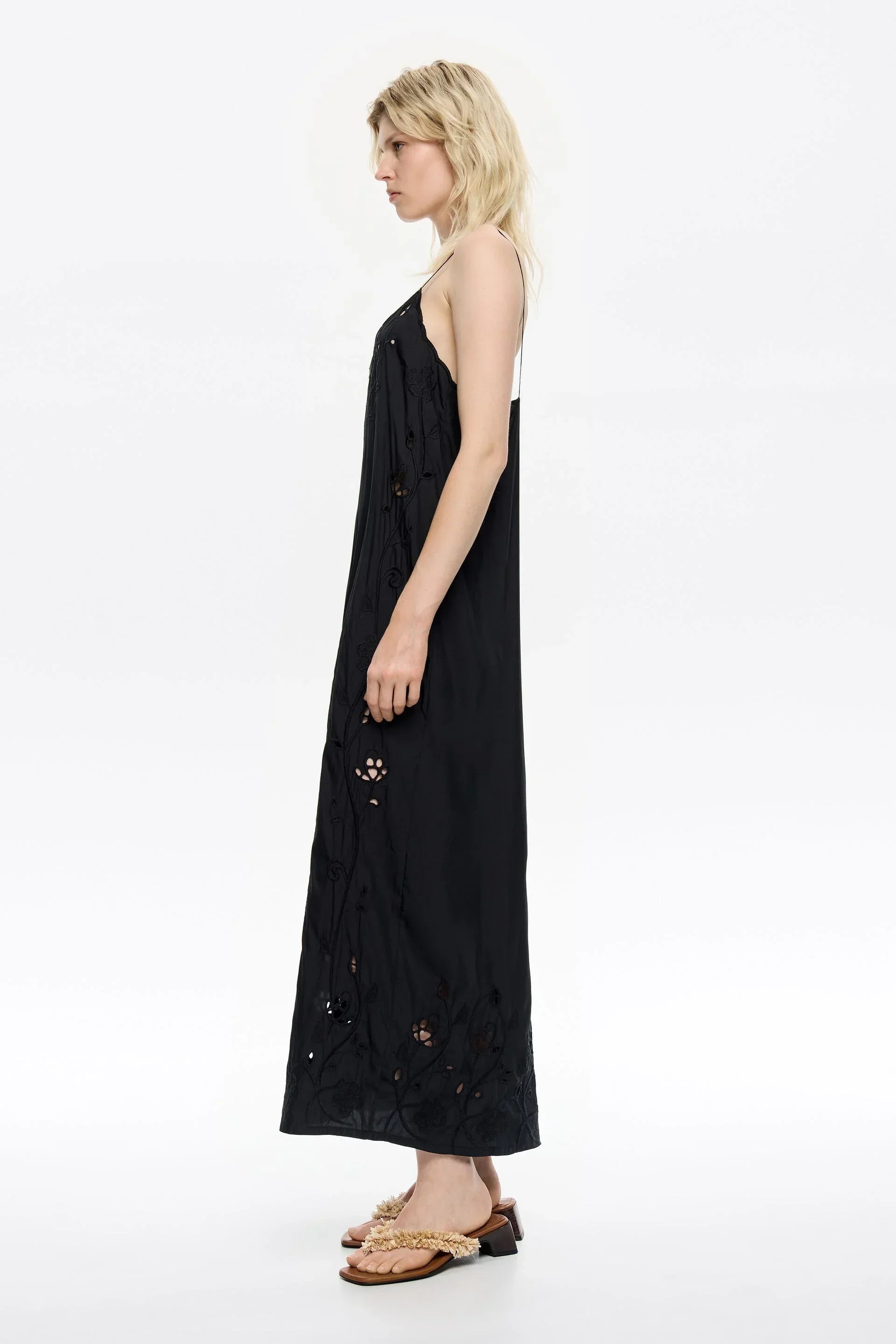 דגם אישה בשמלת מקסי שחורה עם רקמה עדינה ונעלי עקב שטוחות, צילום אולפן, CHOZEN