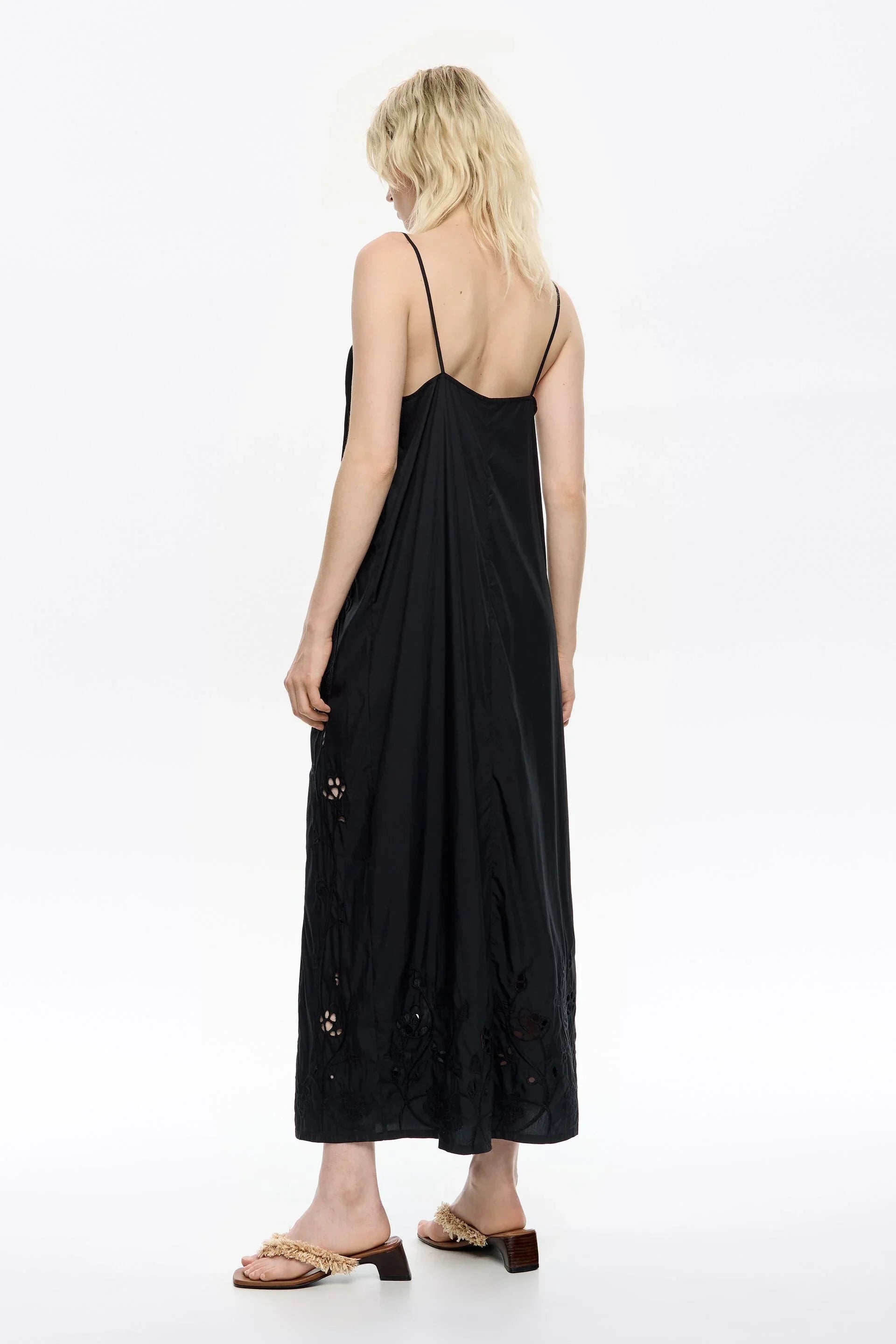 שמלת ערב שחורה לנשים עם כתפיות דקות מבית CHOZEN, עיצוב אלגנטי ופרטים תחרה עדינים.