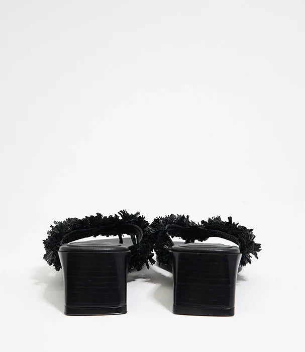 כפכפי עקב שחורות עם רצועות בד פרום, צילום מוצר לאתר CHOZEN