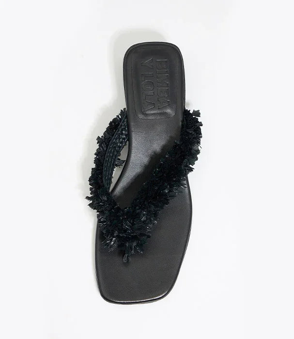 כפכף אופנתי לנשים בצבע שחור עם רצועת פרווה מבית BIMBA Y LOLA, נמכר על ידי CHOZEN